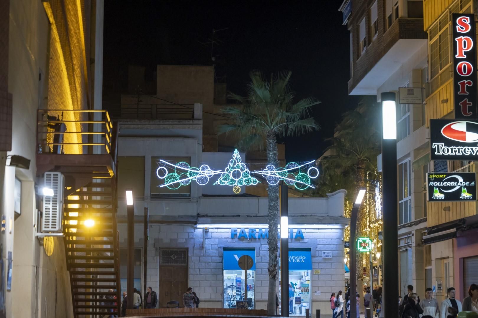 La fiesta de encendido del alumbrado especial de fiestas patronales y Navidad de Torrevieja, en imágenes