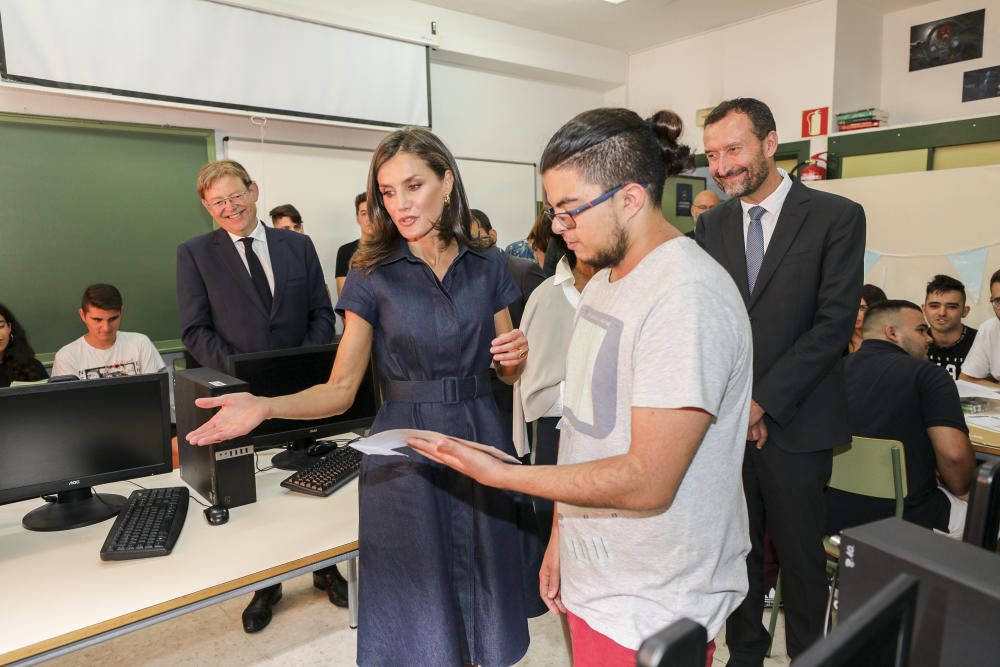 La Reina Letizia visita el IES Severo Ochoa de Elche.