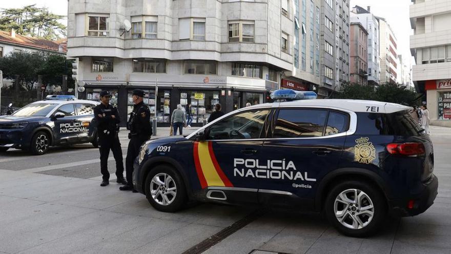 Patrulla de la Policía Nacional en el centro de la ciudad.
