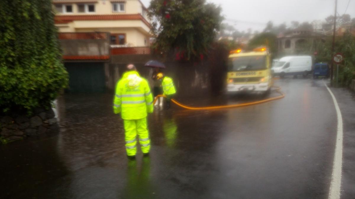 Efectivos del Consorcio trabajan en el achique de agua de una carretera en Bandama