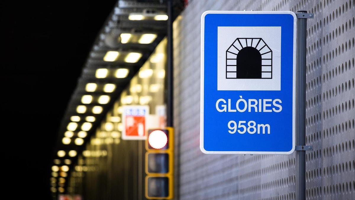 Señal de tráfico en un extremo del túnel de Glòries de Barcelona