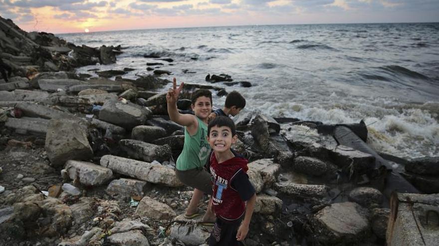 Niños refugiados juegan al norte de Gaza.
