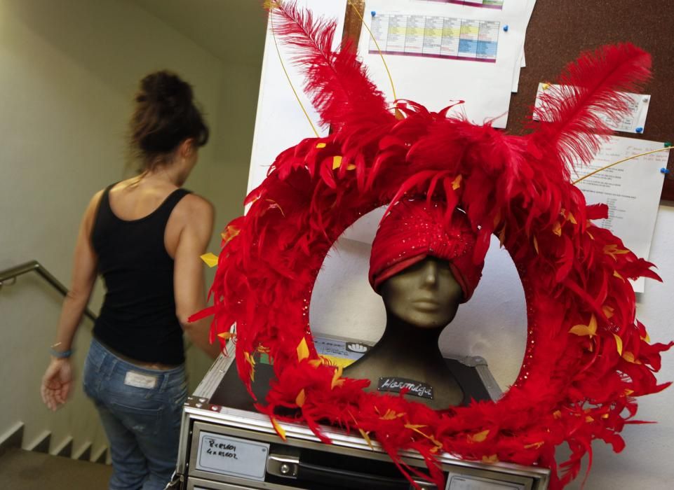 Preparativos del musical 'Priscilla, Reina del Desierto' en el Teatro Jovellanos