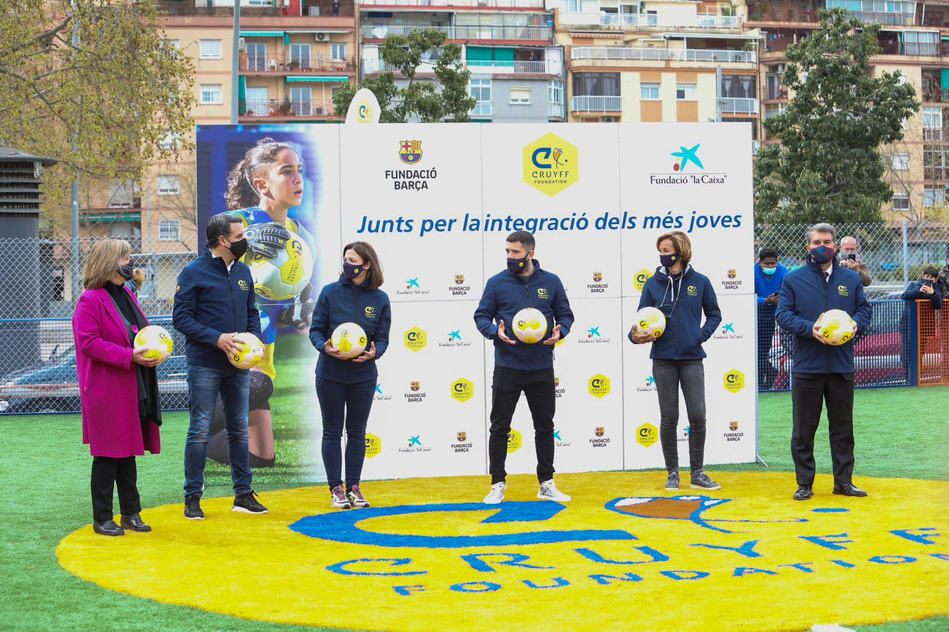 Laporta acompaña a Jordi Alba en la inauguración de la Cruyff Court en L'Hospitalet.