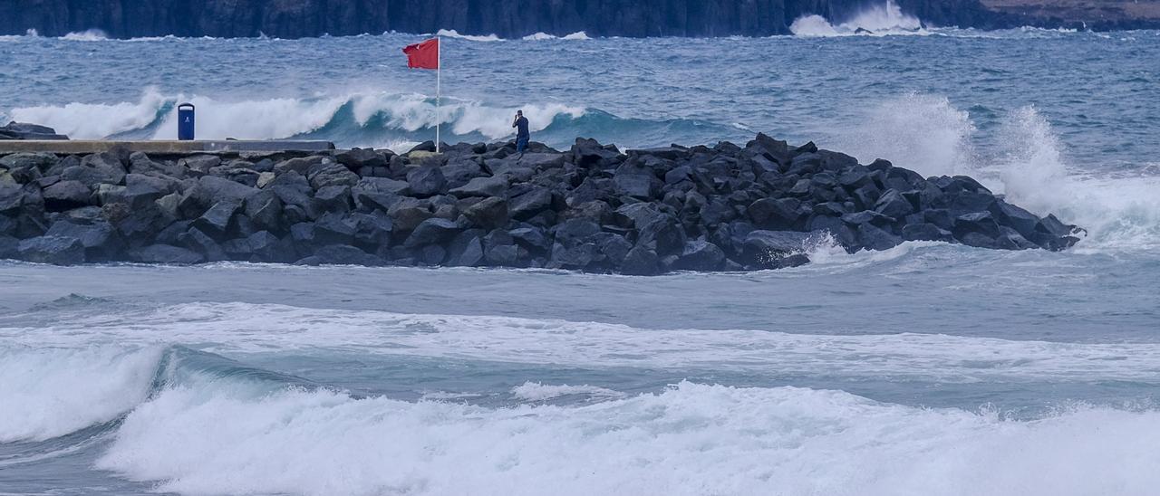 Bandera roja por oleaje en la playa de Las Canteras, en Las Palmas de Gran Canaria