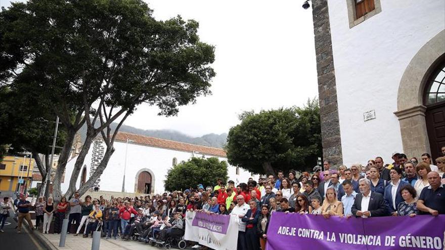 El detenido insiste en que dejó a su mujer e hijo vivos en la cueva