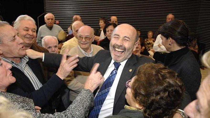 El alcalde, en el centro, durante una visita a las obras del parque de Oza, en O Castrillón. / eduardo vicente