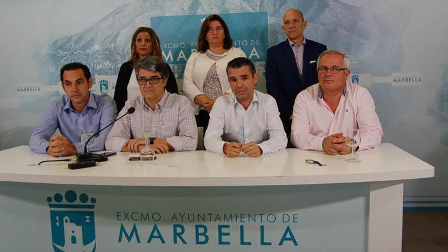 El equipo de gobierno marbellí, tras anunciar los días de luto.