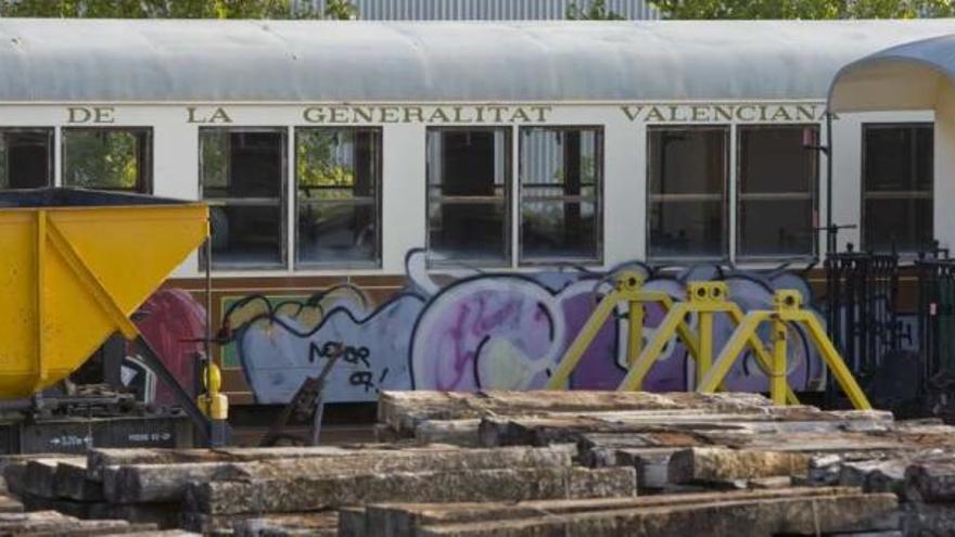 Un vagón del antiguo trenet de Ferrocarriles de la Generalitat lleno de grafitis en una fotografía del año pasado.