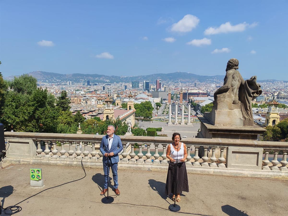 El alcalde Jaume Collboni y la consellera Alícia Romero, antes de iniciar la visita a las obras, frente al MNAC con vistas a Barcelona.