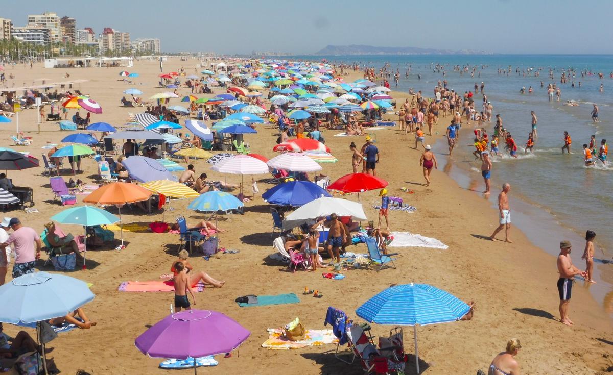 Aspecto de la playa Nord de Gandia este mediodía.