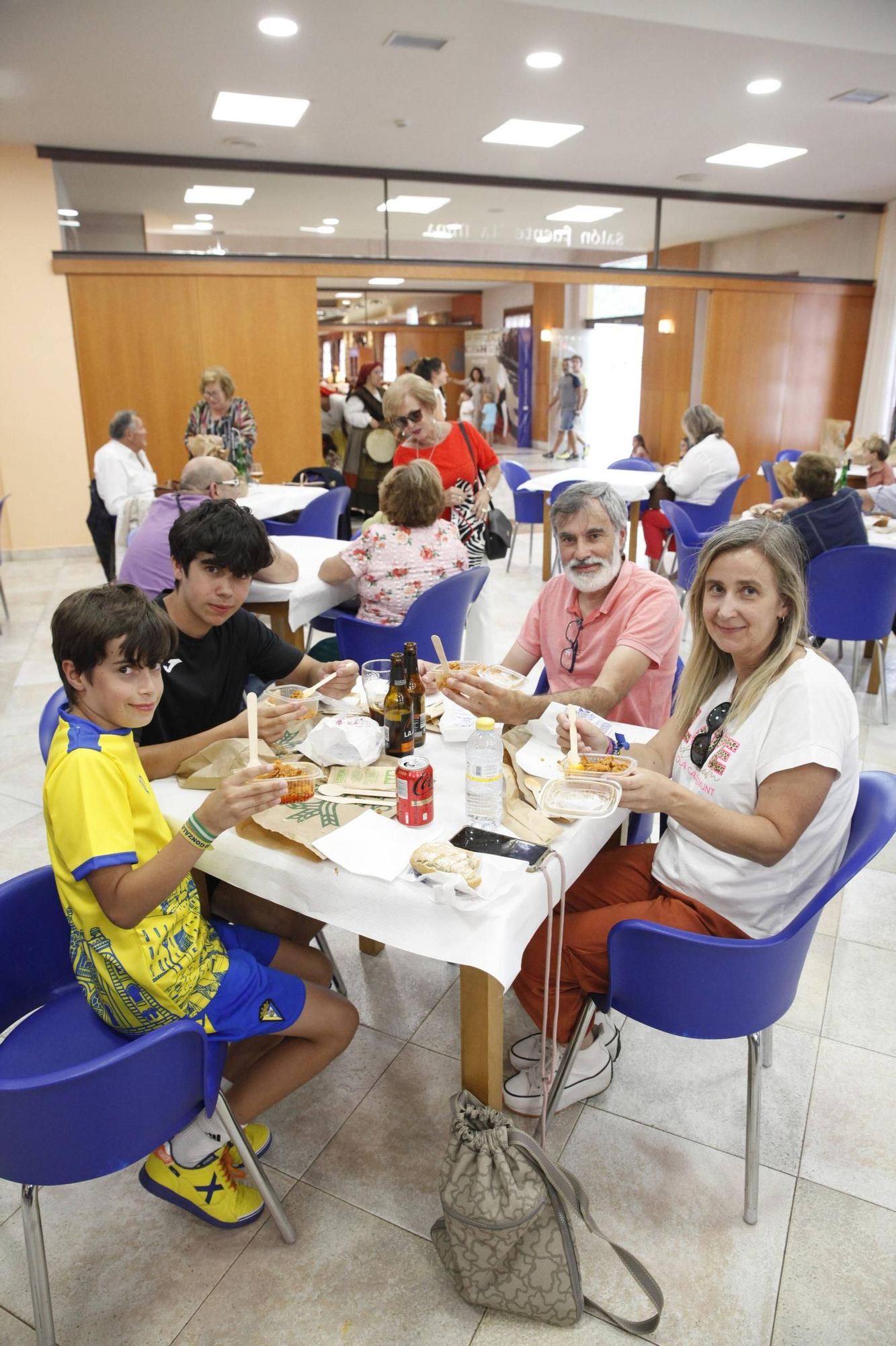 En imágenes: el chorizo del bollo del Centro Asturiano de Oviedo pasa el examen