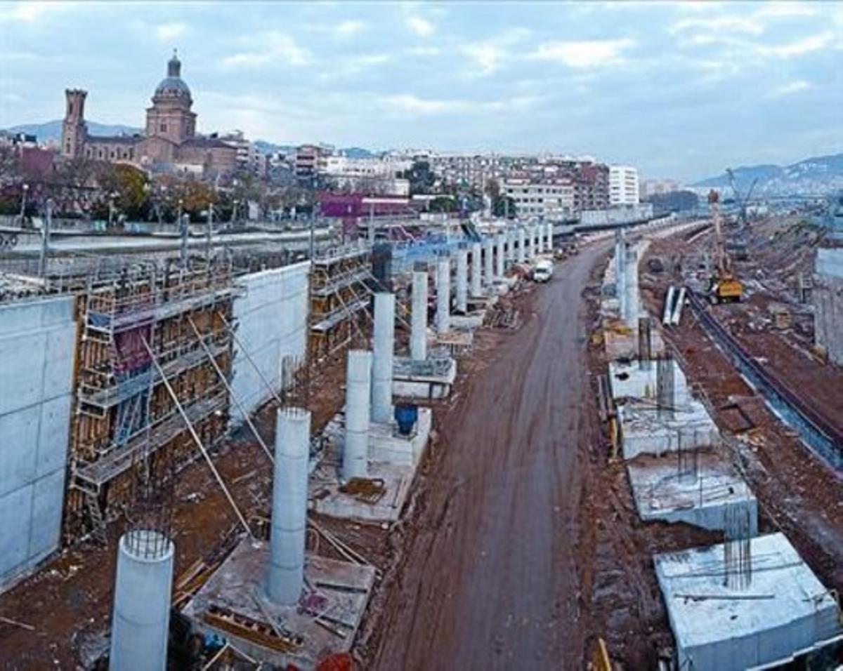 Vista des del pont del carrer de Sant Adrià de les obres de Renfe a Sant Andreu Comtal. Vista des del pont del carrer de Sant Adrià de les obres de Renfe a Sant Andreu Comtal.