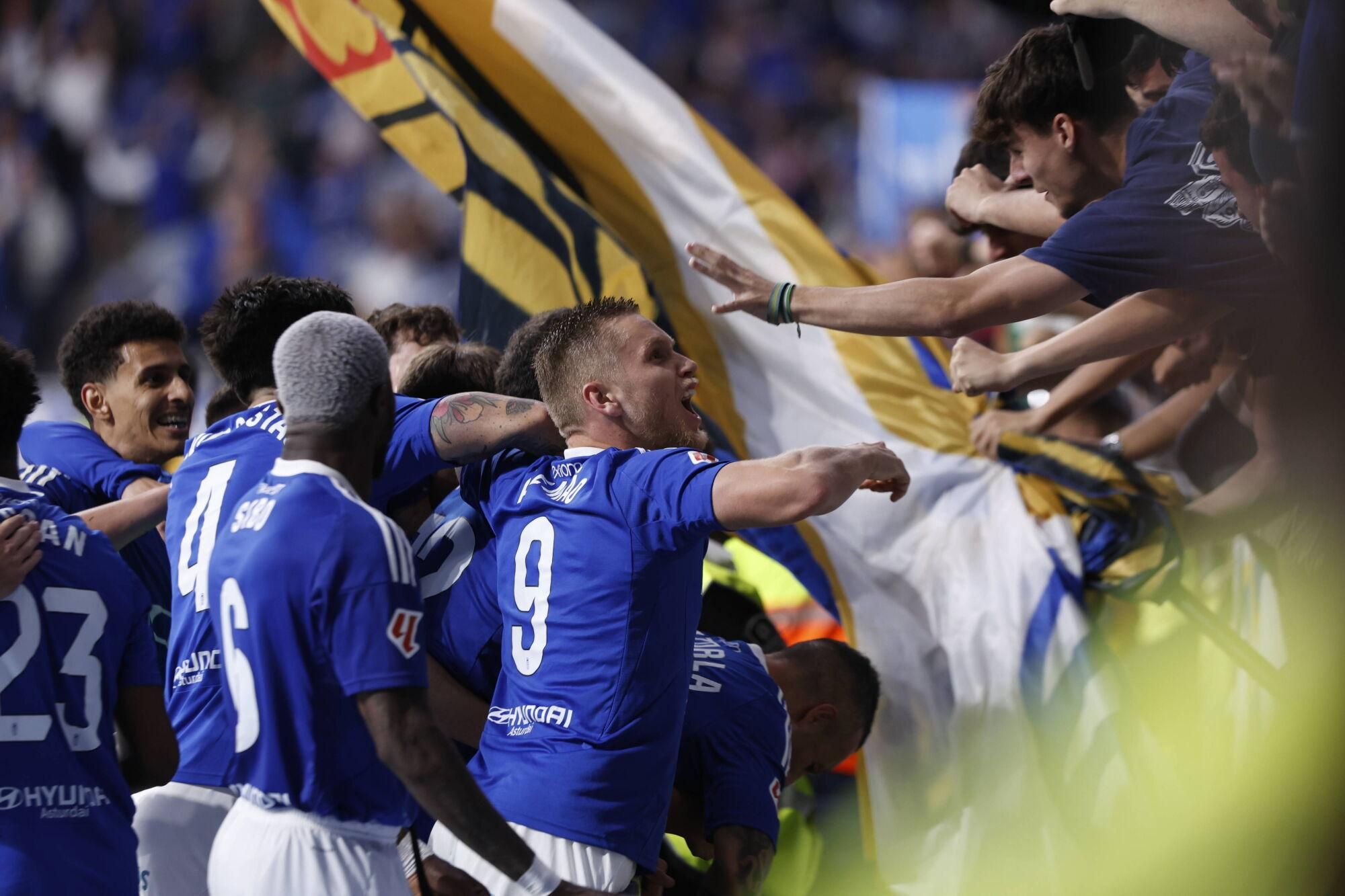 EN IMÁGENES: Ambientazo en la vuelta del play off entre Oviedo y Almería en el Carlos Tartiere