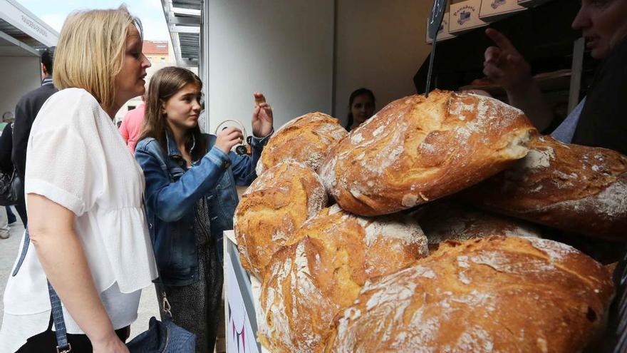 Asistentes a la Feria de Pan de Porriño, evento en el que se ensalza este producto.