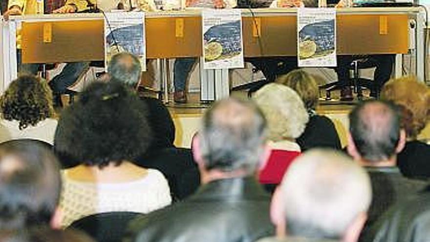 José Luis Vega, segundo por la derecha, durante la charla de ayer en Mieres.