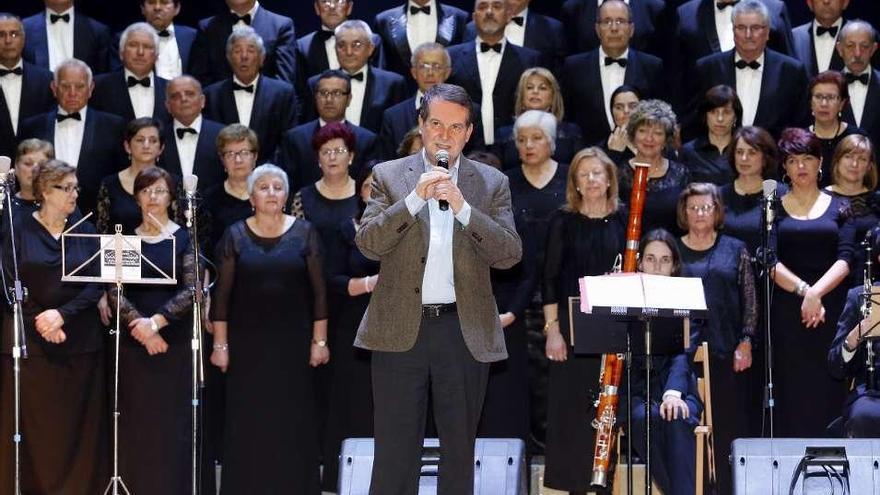 Caballero, ayer, durante el concierto en Valladares por el Día de la Madre. // M. G. Brea