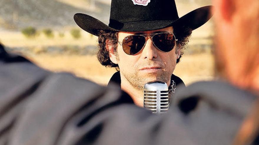 Andrés Calamaro homenajea a Hello Kitty en su sombrero