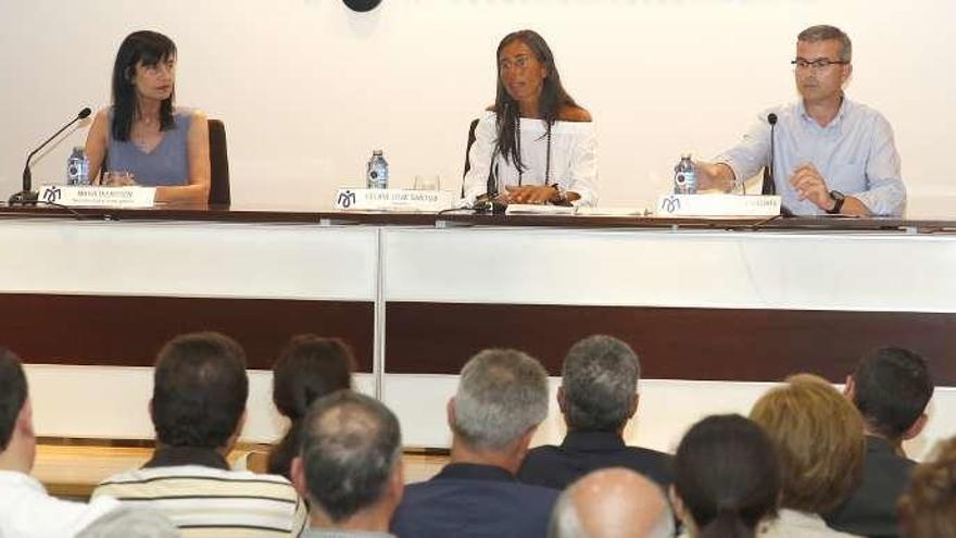 Mara Dierssen (izqda.), ayer durante la conferencia. // Faro