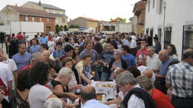Vecinos de Calzada de Tera en la merienda popular ofrecida por el coto de caza San Vicente.