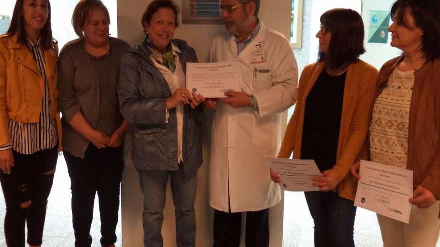 Entrega de los diplomas a las ganadoras del concurso de carteles. // FdV