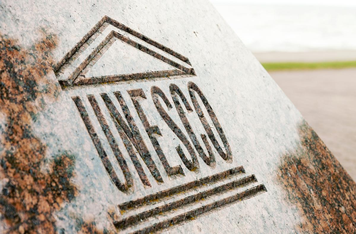 Muestra de Patrimonio Mundial UNESCO tallado en piedra.