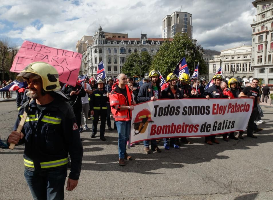 Manifestación de bomberos de toda España en Oviedo por Eloy Palacio