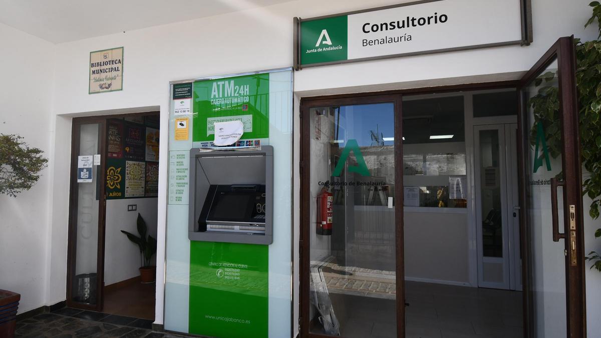 La instalación del cajero está a punto de finalizar.