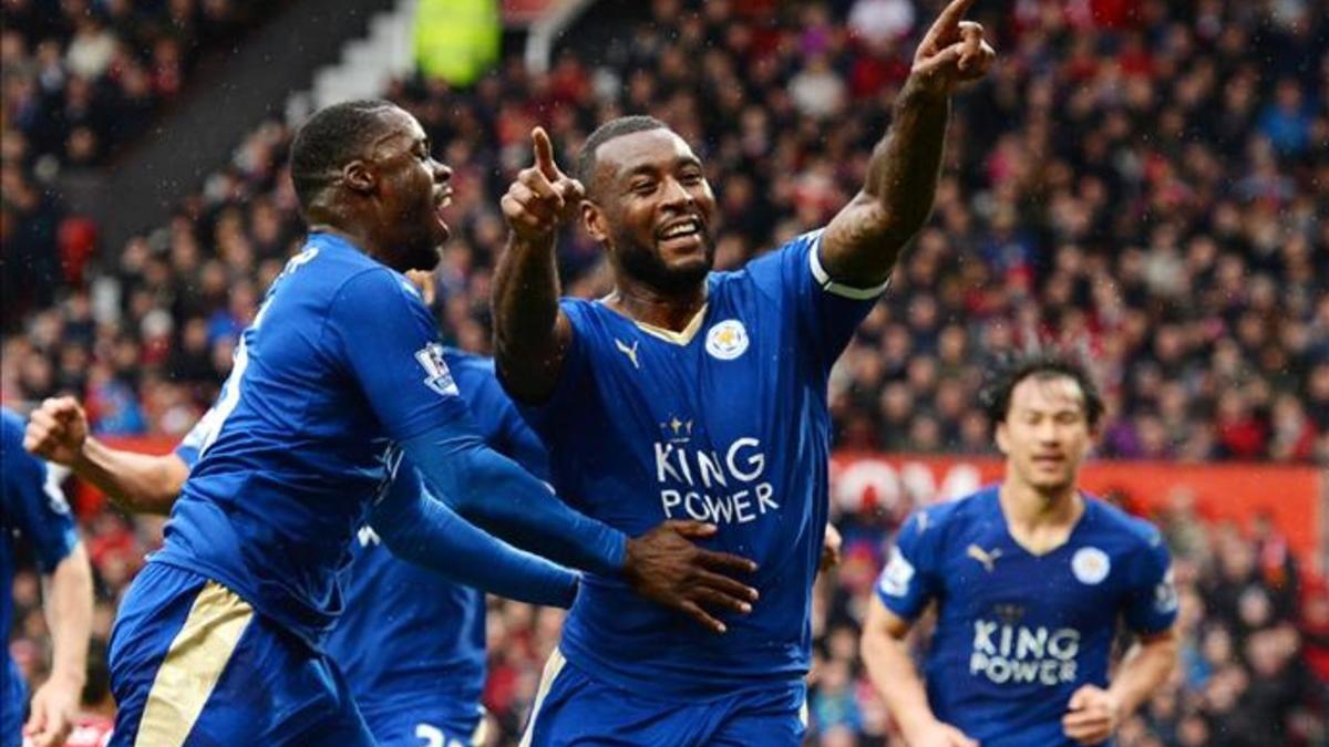 Wes Morgan celebra el gol del empate del Leicester en Old Trafford