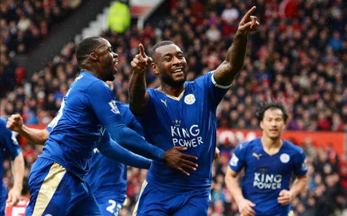 Wes Morgan celebra el gol del empate del Leicester en Old Trafford