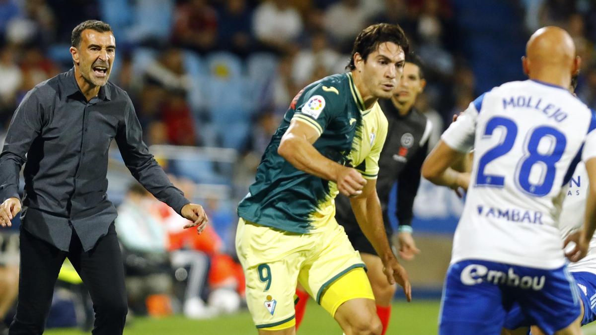 Juan Carlos Carcedo se desgañita en la banda de La Romareda en el partido contra el Eibar.