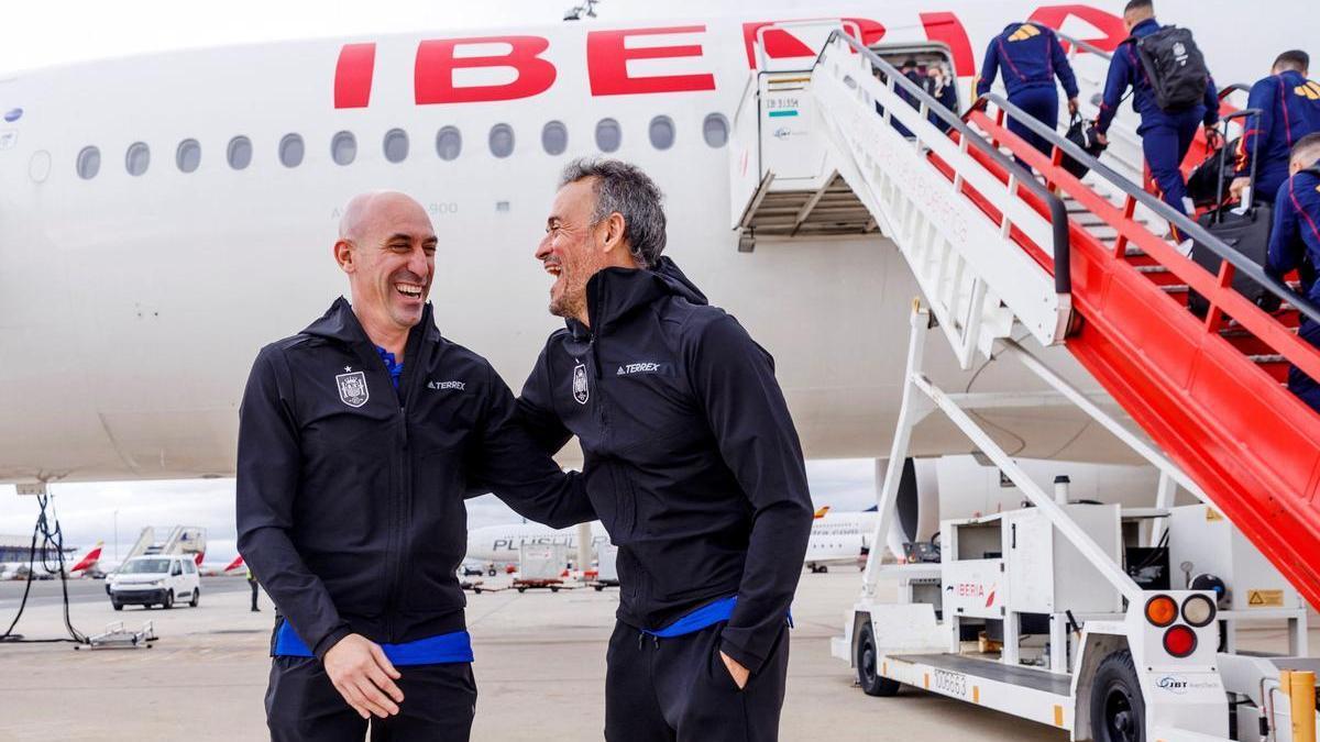 Luis Enrique y Luis Rubiales bromean a pie de avión antes de partir rumbo a Jordania y Qatar.