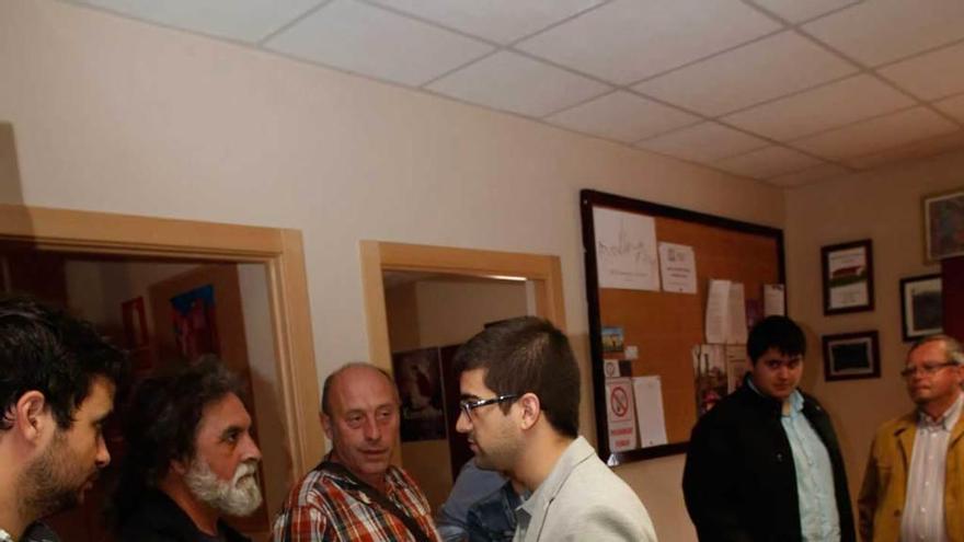 Rubén Domínguez, en el centro, durante la reunión de ayer.