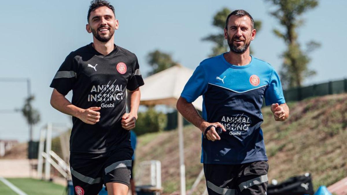 El basc, ahir a la Vinya, amb un recuperador del club.  | GIRONA FC/NURI MARGUÍ