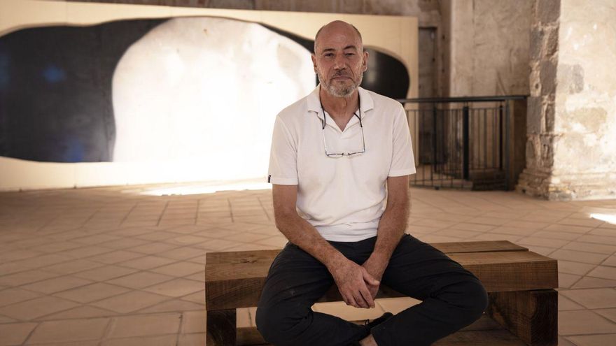 Jordi Isern fotografiat davant una de les peces que s’exposen a l’església de l’antic convent de Sant Agustí de Castelló d’Empúries, fins al 17 d’agost. | EDUARD MARTÍ