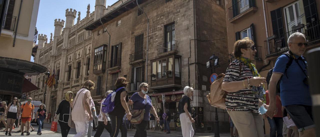 Grupos de turistas visitando el centro de Palma durante la mañana de ayer. | B.RAMON