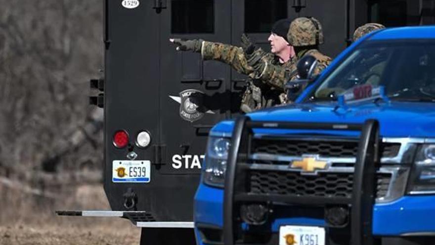 Diversos soldats prenen posicions dins del campus de la universitat.