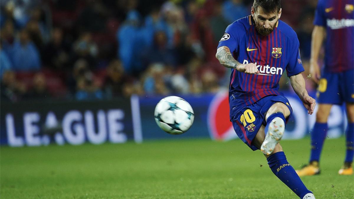 Leo Messi lanza una falta durante el Barça-Olympiacos de la Champions