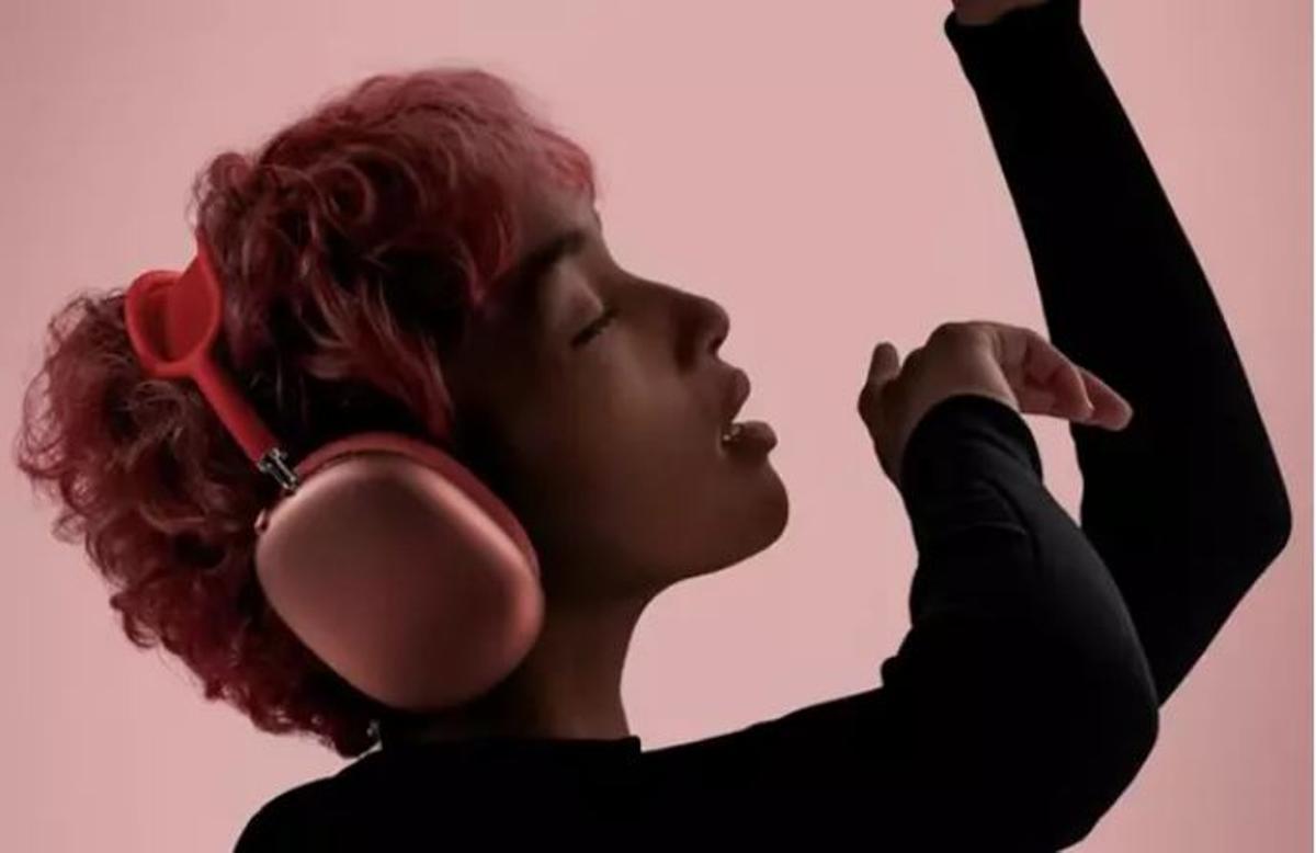 Apple presenta els auriculars AirPods Max, un dispositiu sense fil tipus diadema amb disseny acústic a mida i xips H1 Apple presenta els auriculars AirPods Max, un dispositiu sense fil tipus diadema amb disseny acústic a mida i xips H1
