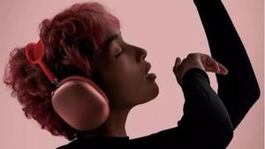 Apple presenta els auriculars AirPods Max, un dispositiu sense fil tipus diadema amb disseny acústic a mida i xips H1