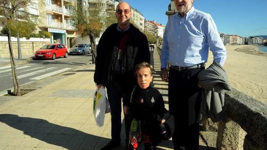 Mariano Rajoy, durante su paseo junto a la playa de Silgar, ayer. // Iñaki Abella