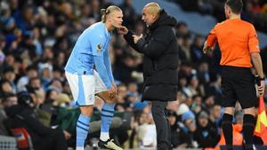 Guardiola conversa con Haaland en un partido del Manchester City.