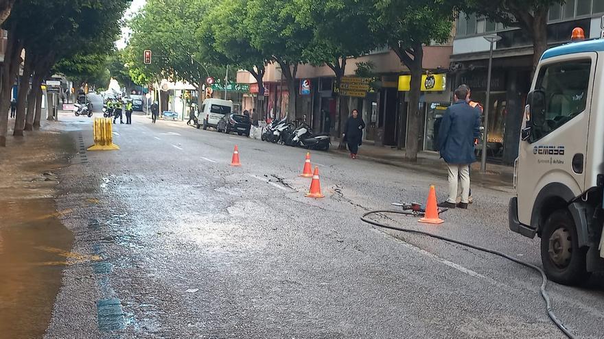 La rotura de una tubería inunda la calle Ramón y Cajal de Palma y deja sin agua a 275 viviendas