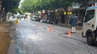 La rotura de una tubería inunda la calle Ramón y Cajal de Palma y deja sin agua a 275 viviendas