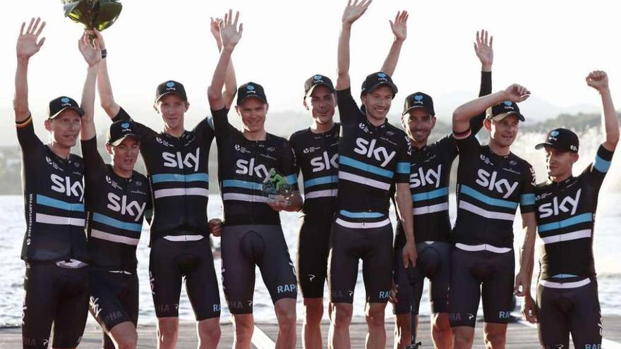 Los ciclistas del Sky, en el podio, tras ganar la contrarreloj por equipos en la primera etapa, entre Laias y Castrelo de Miño. // Javier Lizón/Efe