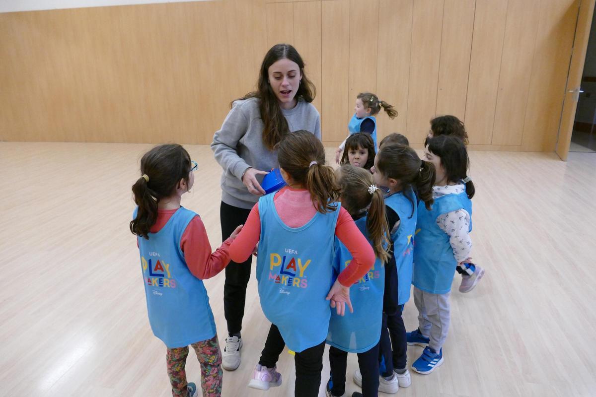 Escolàpies Figueres impulsa el futbol femení amb el projecte Playmakers de la UEFA i Disney
