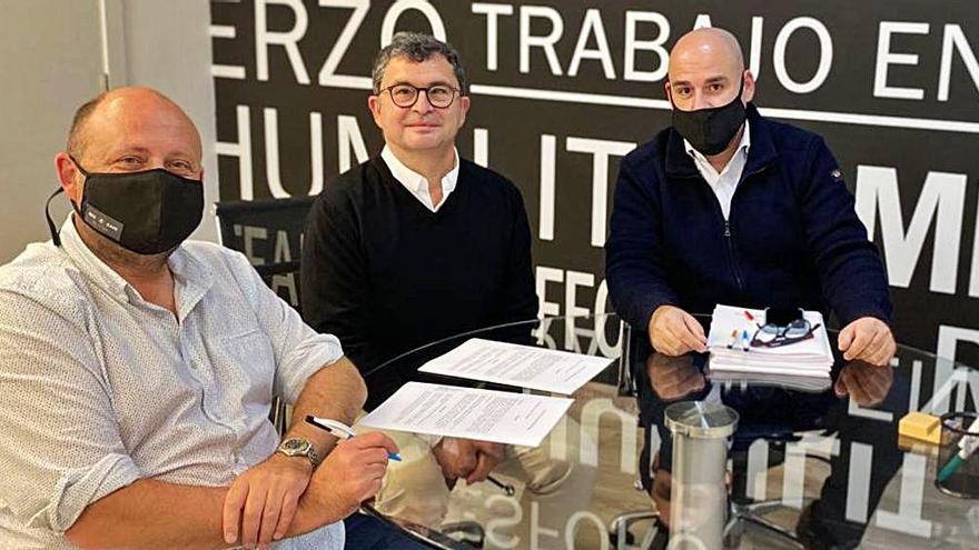 Ricard Pruna (centre), al costat de Toni Roset (esquerra) i Joan Casadesús (dreta), fundadors d&#039;AS&amp;NL