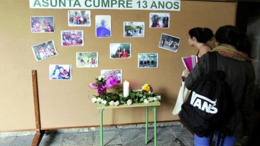 Compañeros de Asunta, ayer, ante el mural en su honor que se colgó en el instituto.  // Xoán Álvarez