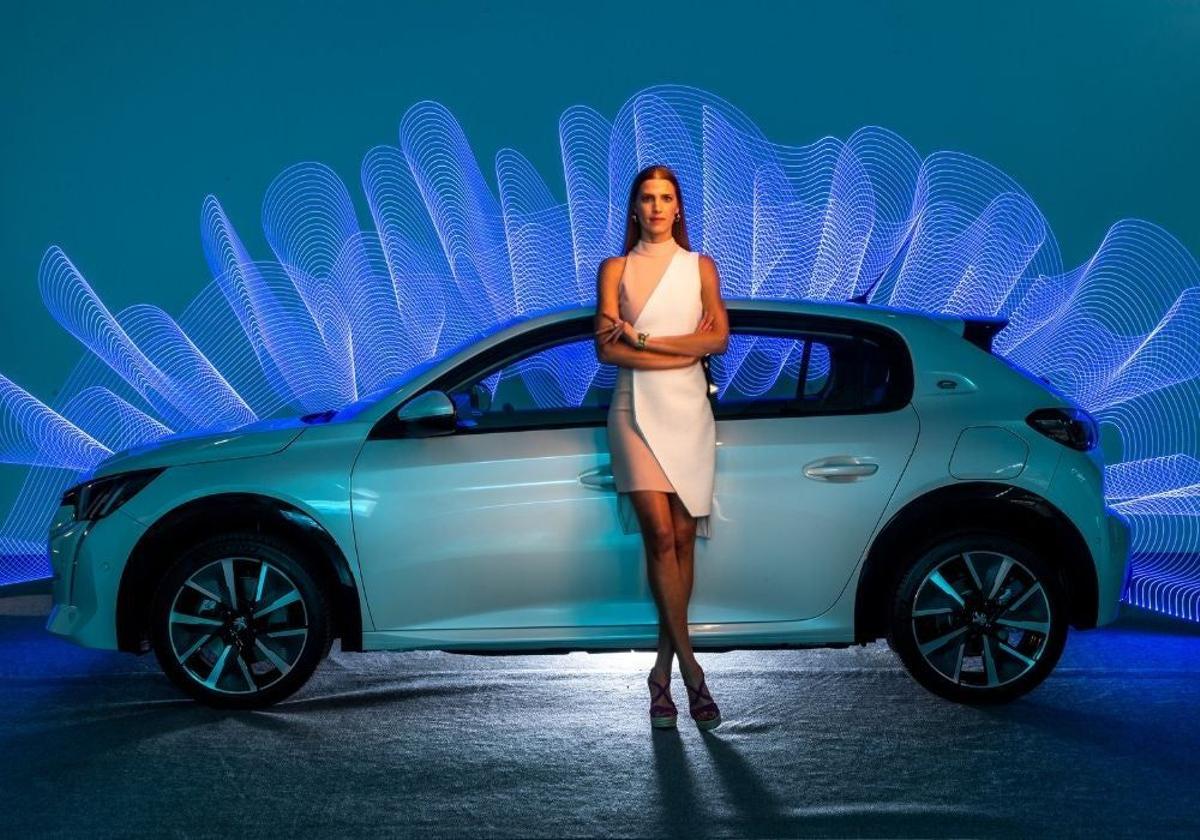 Laura Sánchez con el nuevo Peugeot e-208 efecto Aurora Boreal