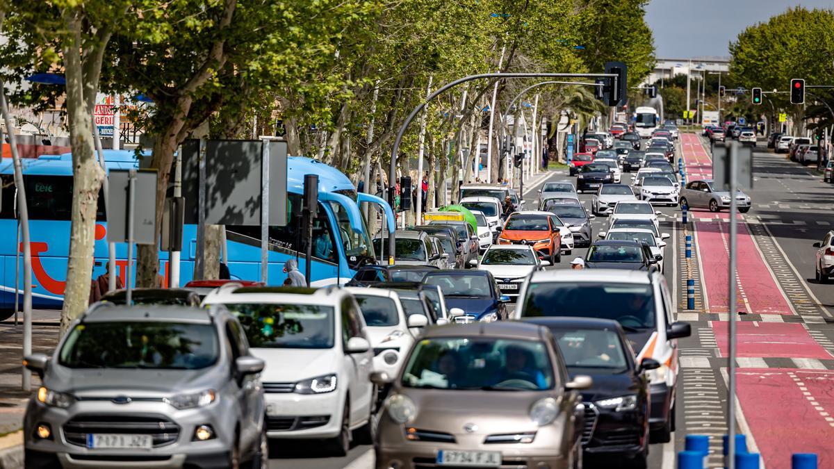 Colas de vehículos en una de las avenidas principales de Benidorm la pasada Semana Santa.